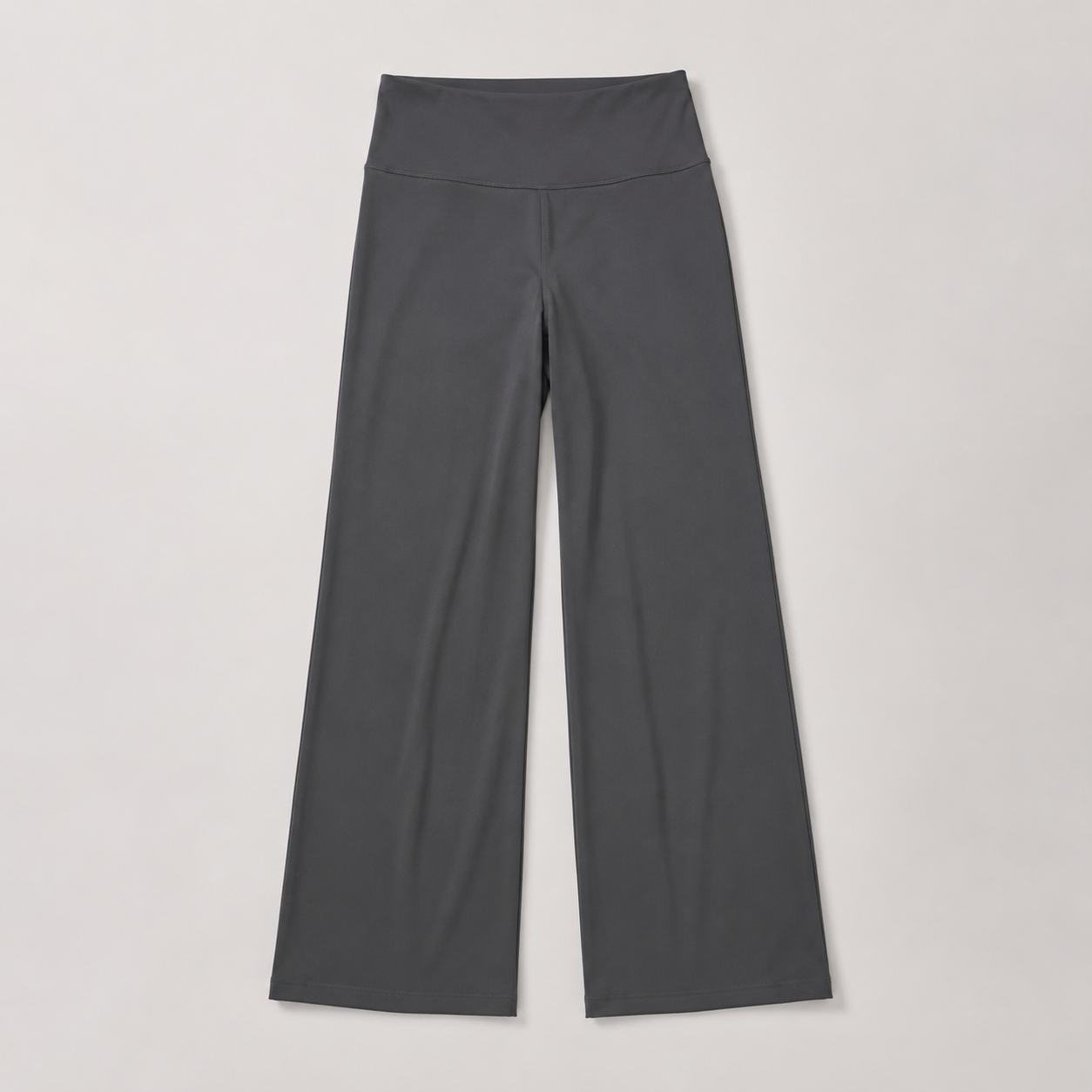 Hochgeschnittene Hose mit geradem, weitem Bein